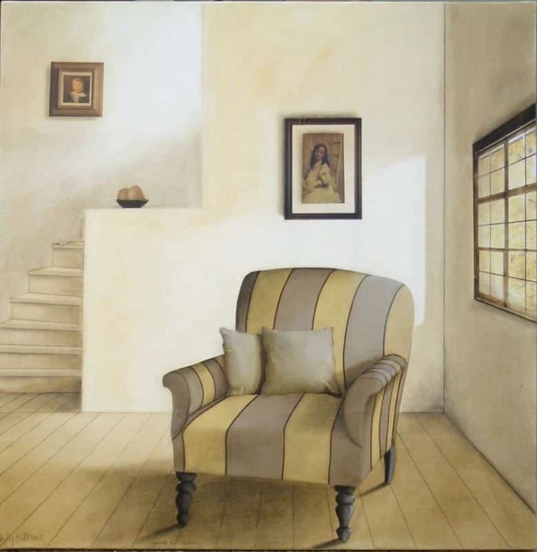 Fauteuil rayé beige et brun avec deux coussins sur parquet, cadre lumineux pour Gestalt-thérapie, photos, bol, escalier.