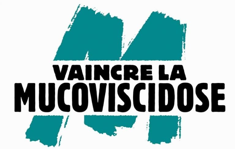 Logo avec texte noir en gras Vaincre la Mucoviscidose sur un fond turquoise stylisé de coups de pinceau M, évoquant l'énergie dynamique souvent adoptée dans les pratiques de la Gestalt et de l'École Humaniste de Gestalt.