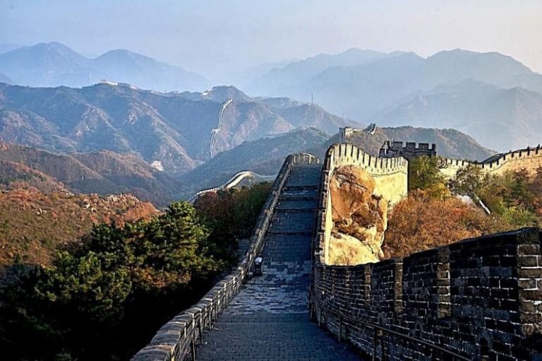The Great Wall of China winds over hills and mountains under a hazy sky, its path echoing the journey of self-discovery in Formation Gestalt Thérapie, stretching into the misty distance like endless personal growth.