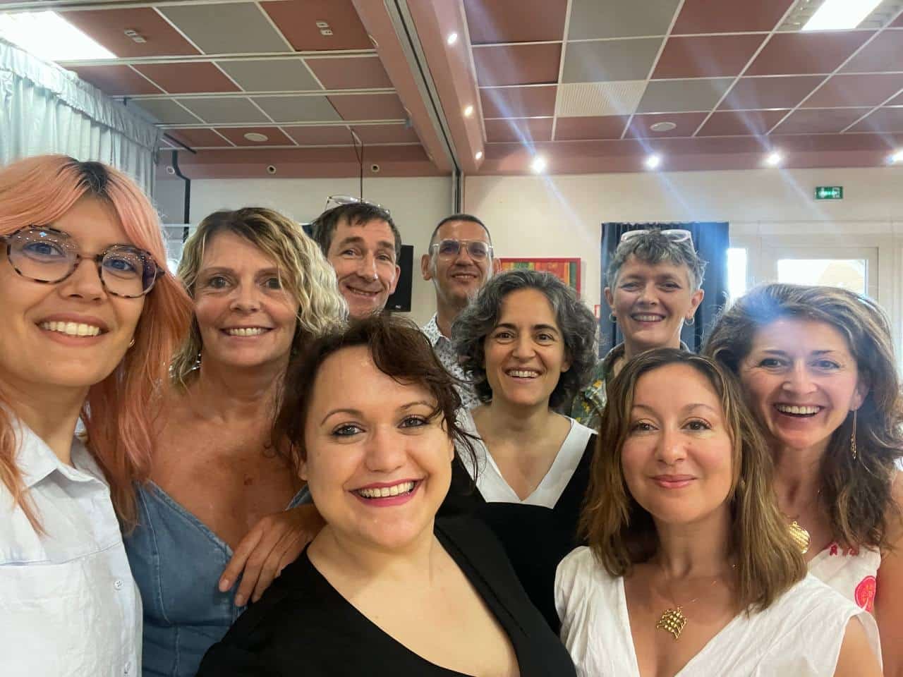 Selfie d'un groupe d'élèves