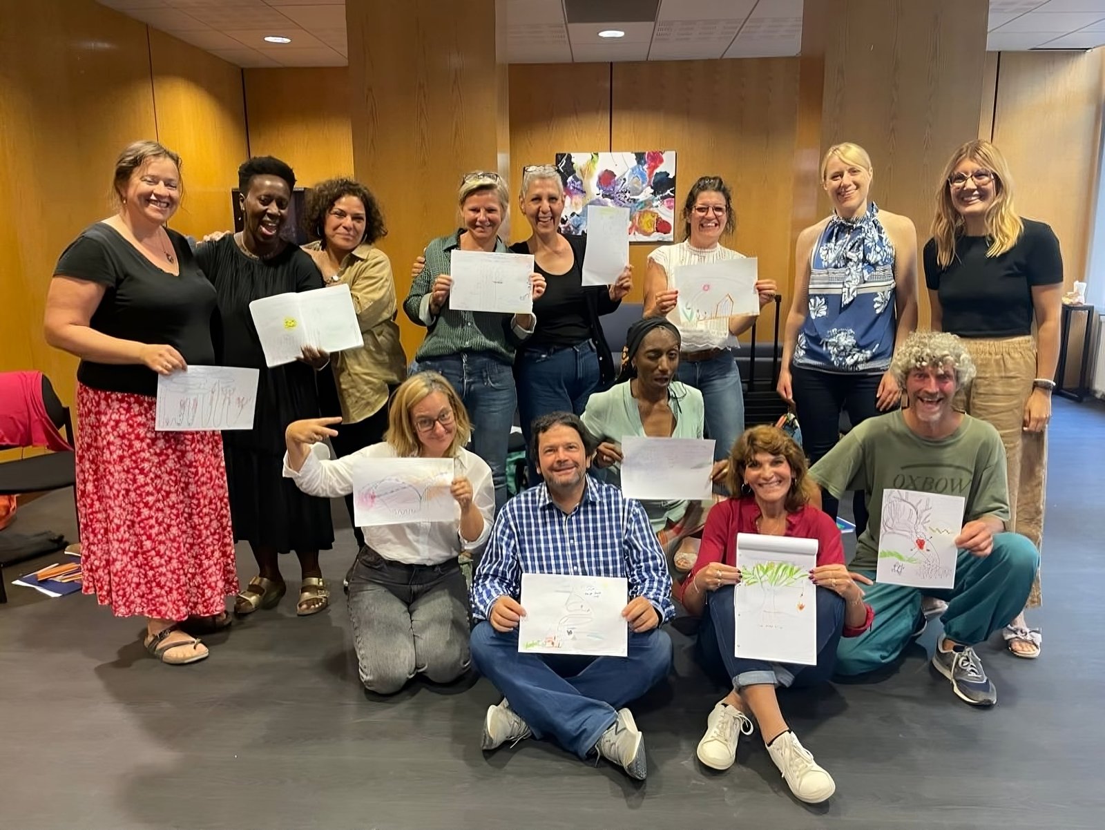 Groupe d'élèves avec leurs dessins