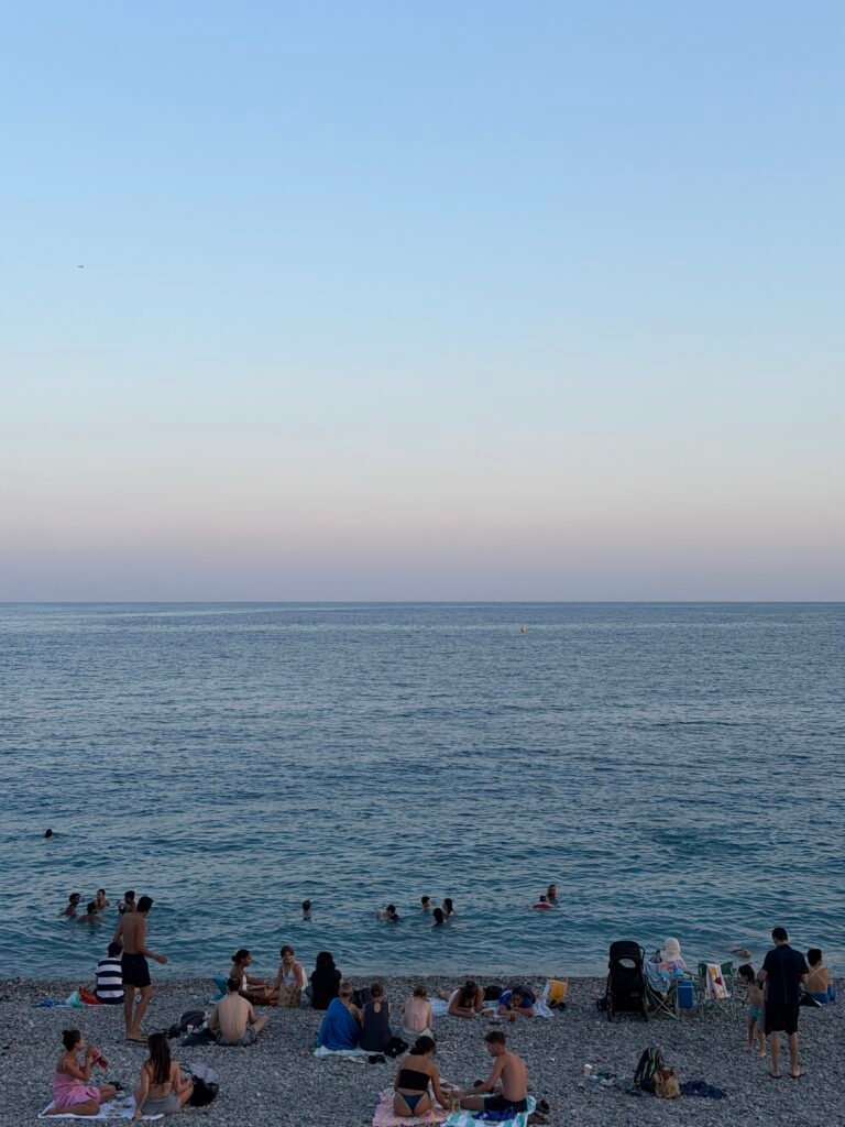 Blues de la rentrée : plage de galets à l'heure bleue