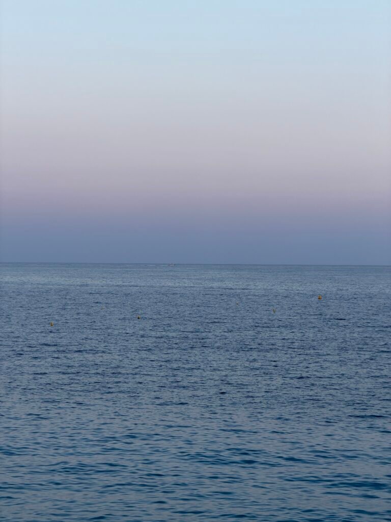 Mer calme et vide à la tombée du soir