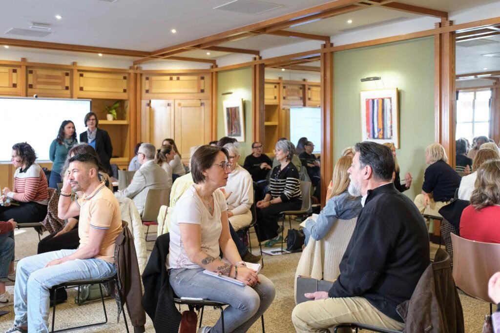 Groupe de formation en psychothérapie axée sur la sexualité, assis en cercle pour un échange pédagogique lors d’un atelier.